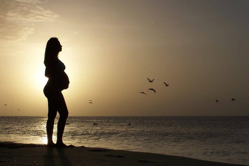 Are you a first time momma who has anxiety about giving birth? Here are 8 things you need to know about childbirth to help calm your anxiety. #childbirth #newmom #handfulofthoughts