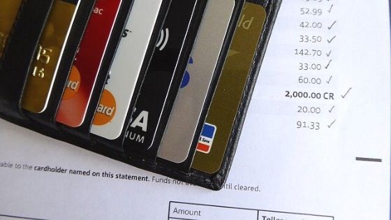 Monthly Money Mistake - November 2019 - Failing to Track Monthly Expenses. I am embarrassed to admit this but I have failed to track my monthly expenses for the past 2 months! Read more to figure out how I intend to change this in the future. #moneymistake #handfulofthoughts #monthlyexpenses